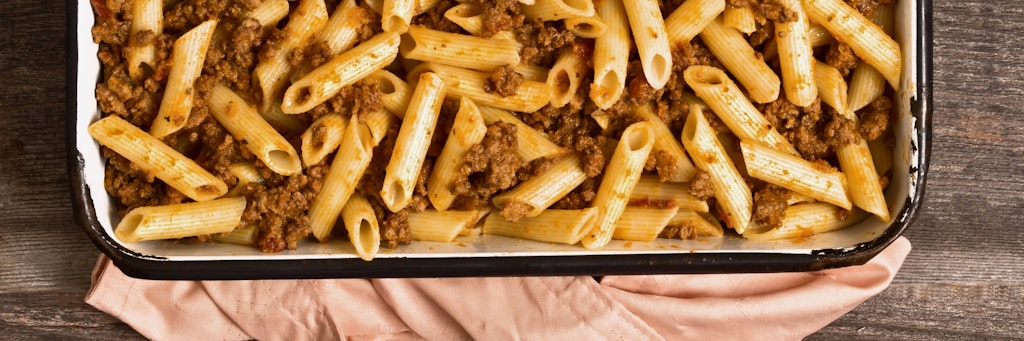 Nudelgratin mit Penne und Hackfleisch ist einfach köstlich und schmeckt der ganzen Familie. Probieren Sie dieses Rezept unbedingt aus!