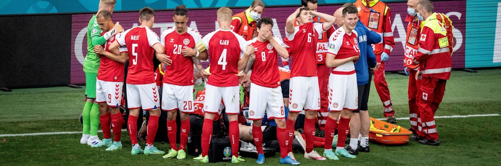 Der Schock bei der EM im Sommer 2021: Christian Eriksen wird auf dem Rasen animiert, während seine dänischen Mitspieler einen Kreis um ihn bilden.