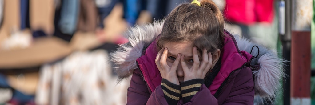 Ein Mädchen, das vor dem Krieg in der Ukraine geflohen ist
