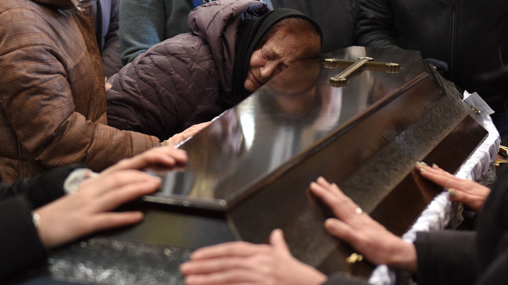 Die Mutter eines gefallenen ukrainischen Offiziers weint in Lemberg/Lwiw am Sarg ihres Sohn.