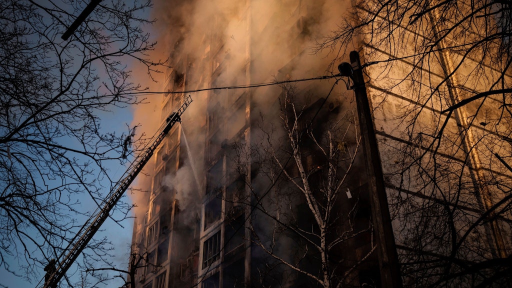 Nach russischem Beschuss: Die Feuerwehr kämpft gegen einen Hochhausbrand in Kiew.