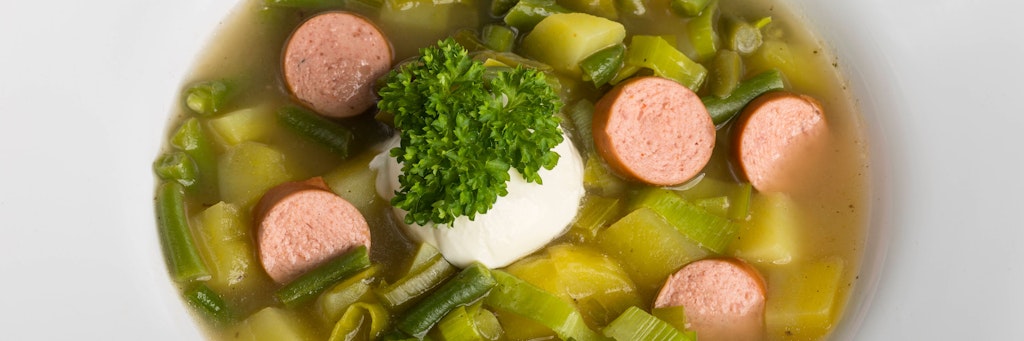 Dieser Bohnen-Kartoffel-Topf mit Lauch und Würstchen ist das perfekte Rezept für ein deftiges Abendessen.