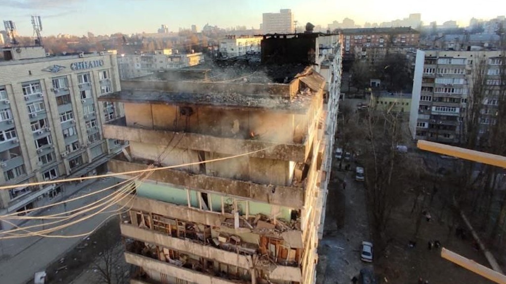 Ein Wohnhaus in Kiew, das am Mittwochmorgen durch russischen Beschuss stark beschädigt wurde.
