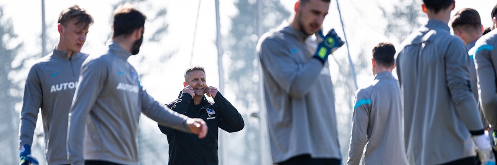 Werner Leuthard in Aktion bei den Fitnessübungen mit den Hertha-Profis: „Nicht so angespannt im Gesicht, Anspannung nur in den Bein!“