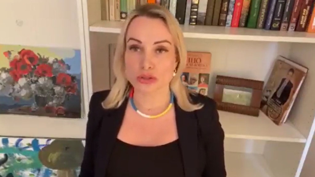 „Es liegt nur an uns, diesen ganzen Wahnsinn zu beenden. Geht demonstrieren. Fürchtet nichts. Sie können uns nicht alle einsperren“, sagt Marina Owsjannikowa im Video.