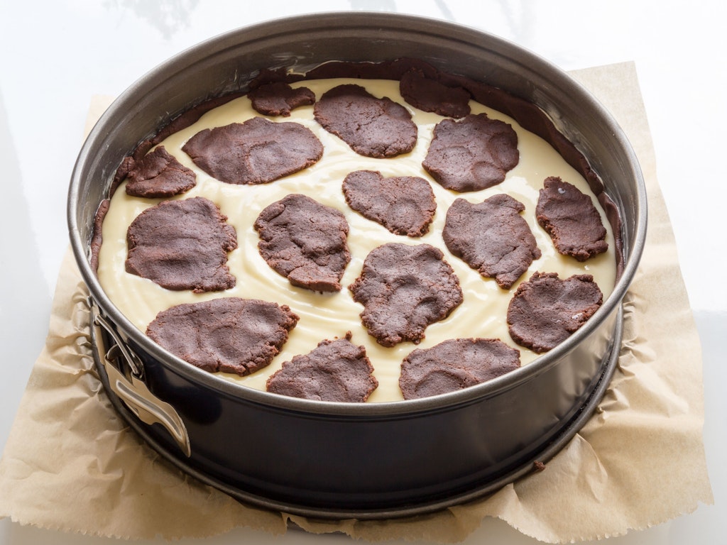 Für 60 Minuten muss der Zupfkuchen in den Ofen.