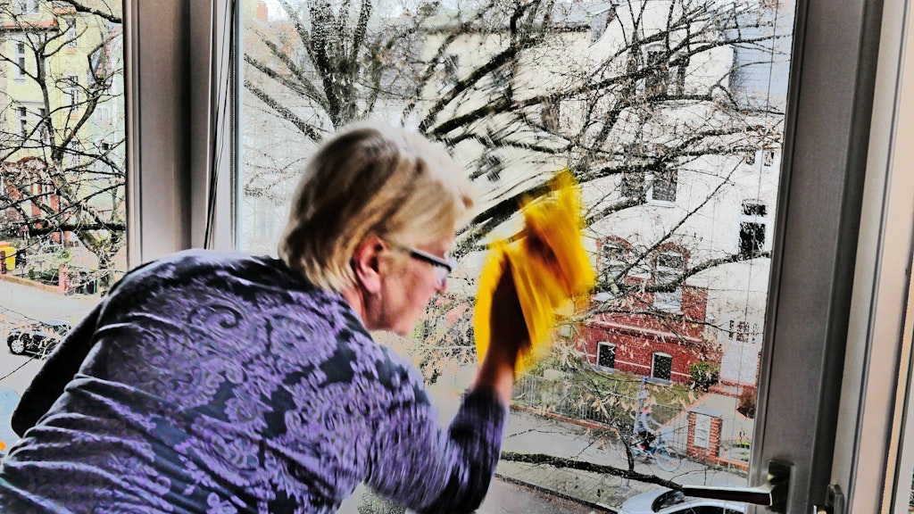 Auch Schwarztee und Strumpfhosen können beim Fensterputzen helfen.