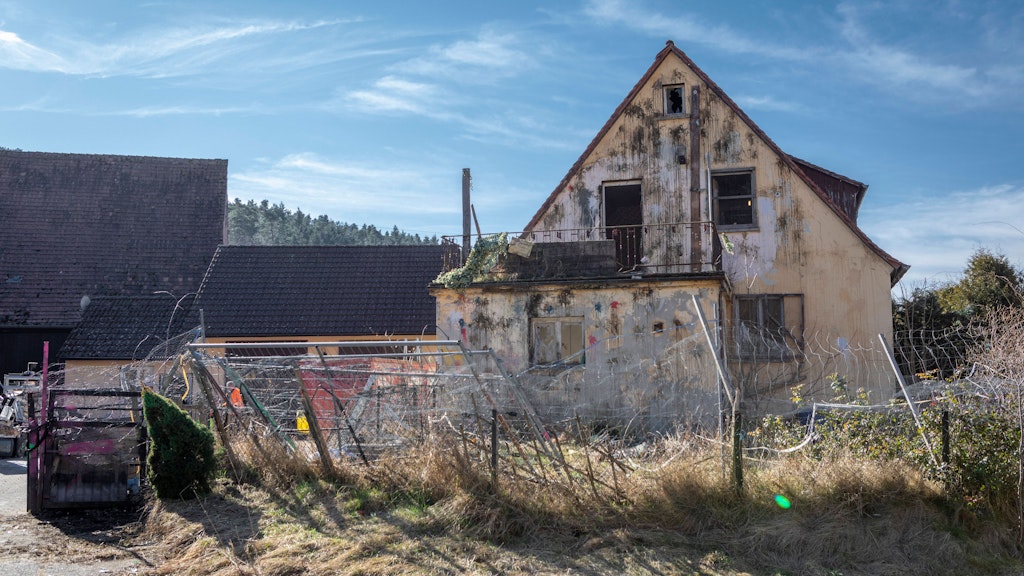 In Altschauerberg, dem Dorf in dem der YouTuber „Drachenlord“ wohnte. Das Haus wurde von der Gemeinde Emskirchen gekauft, wird gerade ausgeräumt und soll abgerissen werden.