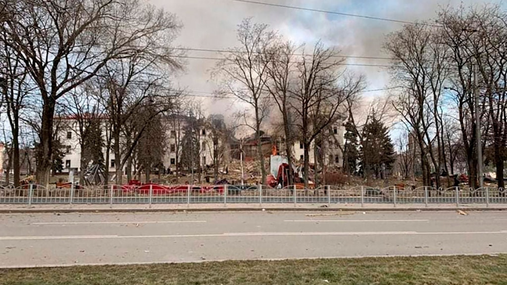 Das nach russischem Beschuss beschädigte Schauspielhaus in Mariupol. Ukrainischen Behördenangaben zufolge haben sich mehr als 1000 Menschen in dem Theater in Mariupol befunden, das Ziel eines wohl verheerenden Bombenangriffs geworden ist.