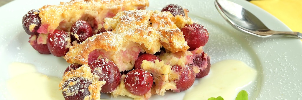Der Kirschmichel ist ein leckerer, süßer Auflauf, der aus alten Brötchen hergestellt wird. Mit diesem Rezept klappt die köstliche Nascherei garantiert.