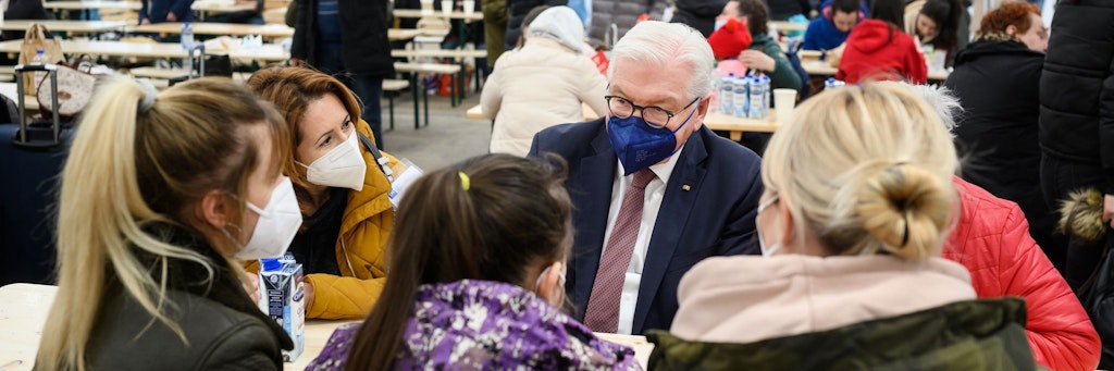 Bundespräsident Steinmeier lässt sich von Victoria (30), ihrer Tochter Maria (11) und der Cousine Polina (33) über deren Flucht aus Odessa berichten.