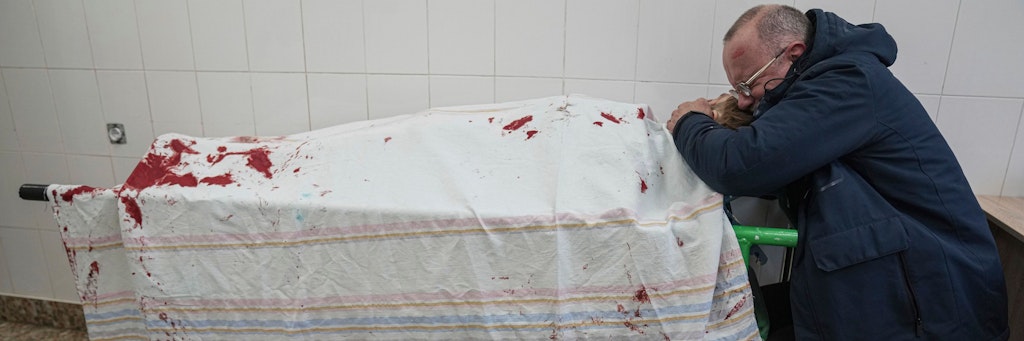Vater Serhii weint vor dem bedeckten Leichnam seines Sohnes Iliya, der bei russischem Beschuss eines Kinderkrankenhauses getötet wurde.