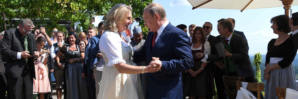 Die österreichische Außenministerin Karin Kneissl und der russische Präsident Wladimir tanzen am 18. August 2018 zusammen auf der Hochzeit der Politikerin.