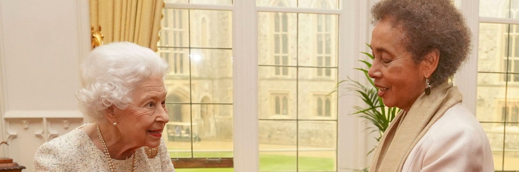 Queen Elizabeth II ehrt die Autorin Grace Nichols höchstpersönlich auf Schloss Windsonr.