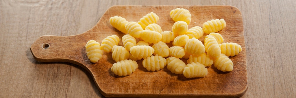 Frische Gnocchi auf einem Brett
