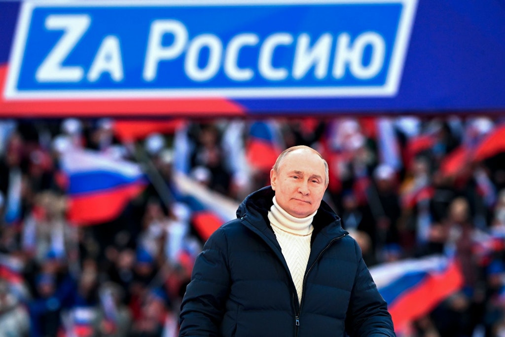 Wladimir Putin hält am achten Jahrestag der Einverleibung der Halbinsel Krim eine Rede in Moskau. Doch plötzlich war der Staatschef nicht mehr zu sehen.