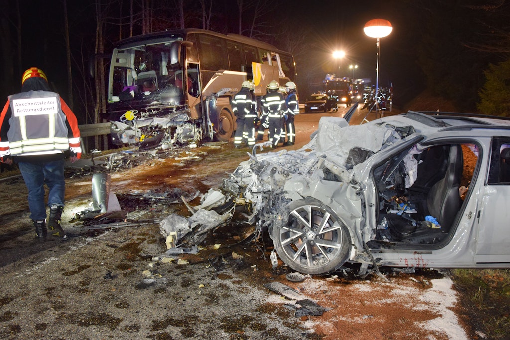 Bei dem schweren Verkehrsunfall im Schwarzwald ist ein Autofahrer ums Leben gekommen, dessen Wagen in den Reisebus krachte.