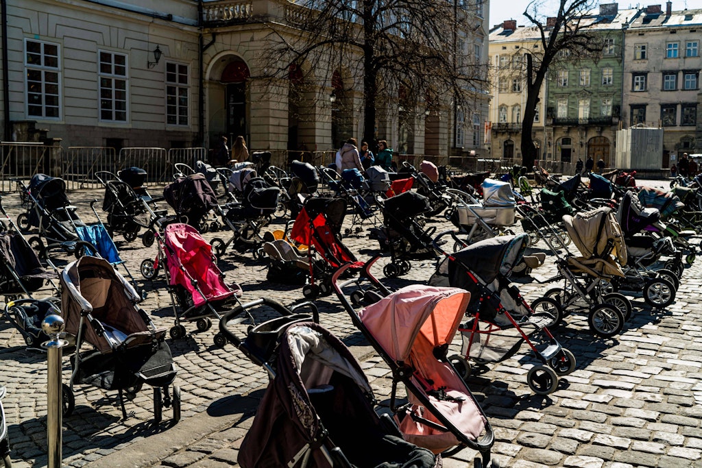Leere Kinderwagen statt strahlender Kindergesichter - 109 Kinder starben bisher im Krieg.