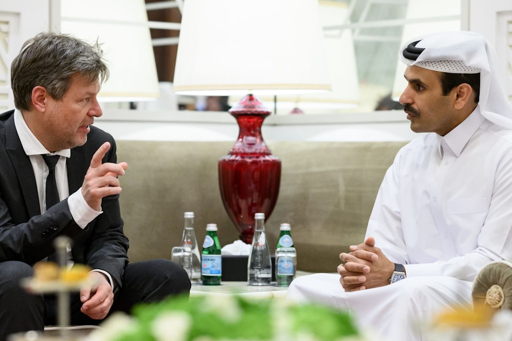 Wirtschaftsminister Robert Habeck (l.) vereinbarte mit dem Energieminister von Katar, Saad Scharida al-Kaabi, Gaslieferungen.