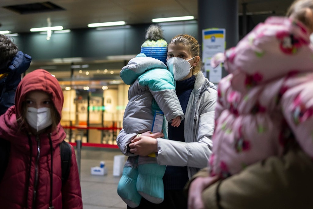 Eine junge Ukrainerin am Berliner Hauptbahnhof: Immer wieder nutzen Menschenhändler die Not der Geflüchteten aus.