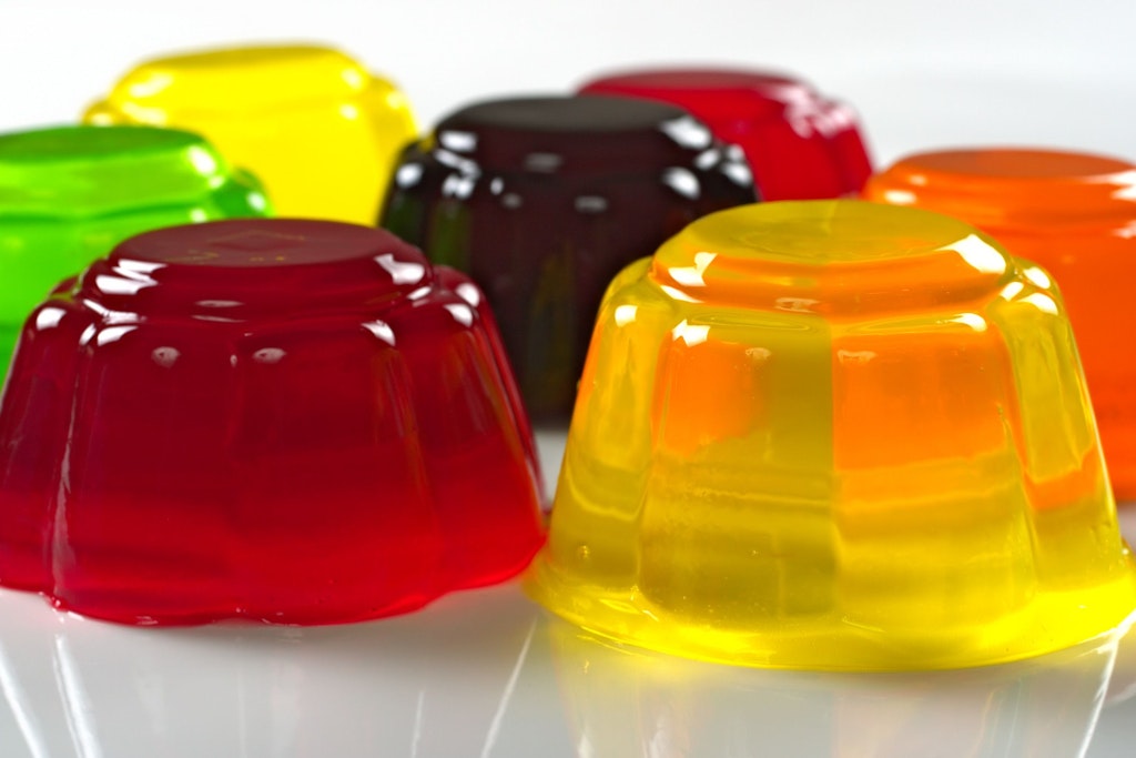 Götterspeise gibt es in verschiedenen Sorten - wer den klassischen Paradieskuchen backen möchte, nimmt idealerweise Waldmeister, Zitrone und Himbeere.