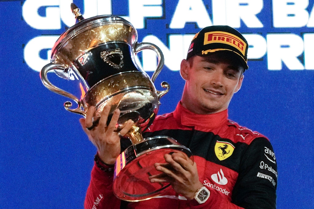Schicker Pokal, stolzer Sieger: Charles Leclerc dominiert mit seinem Ferrari den Formel-1-Saisonauftakt in Bahrain.