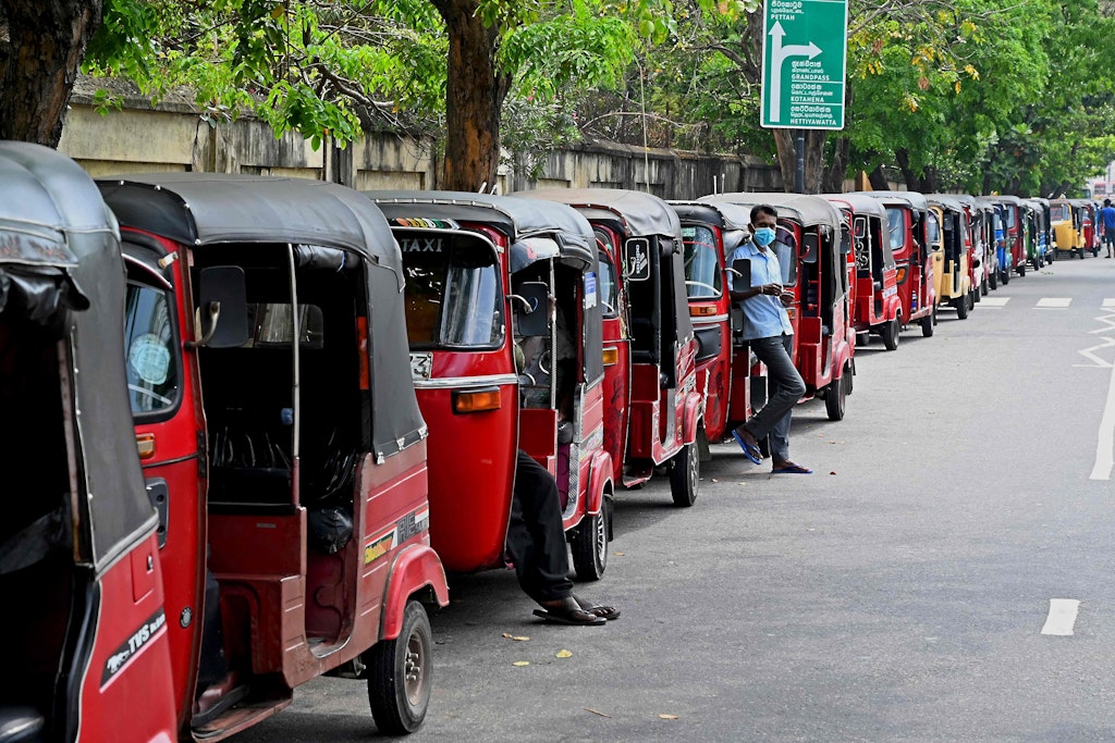 Warten auf Benzin. Vor den Tankstellen in Sri Lanka entstehen oft lange Warteschlangen.