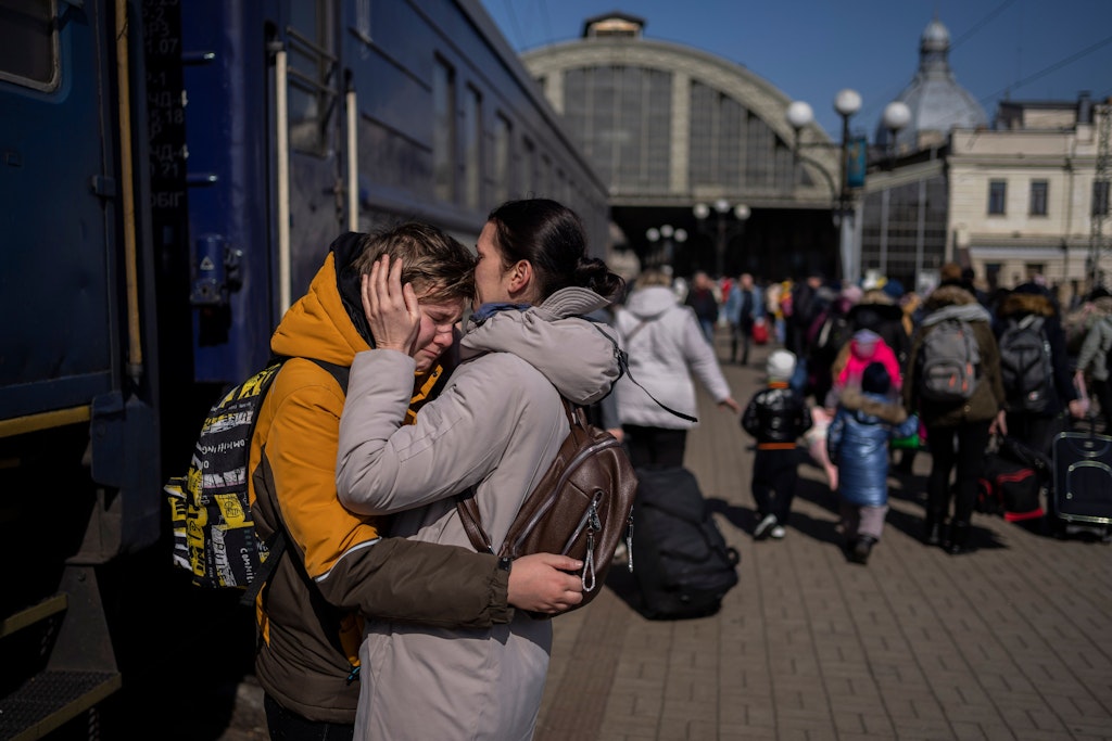 Er ist angekommen: Eine Mutter umarmt auf dem Bahnhof von Lemberg ihren Sohn, der es aus Mariupol heraus geschafft hat.