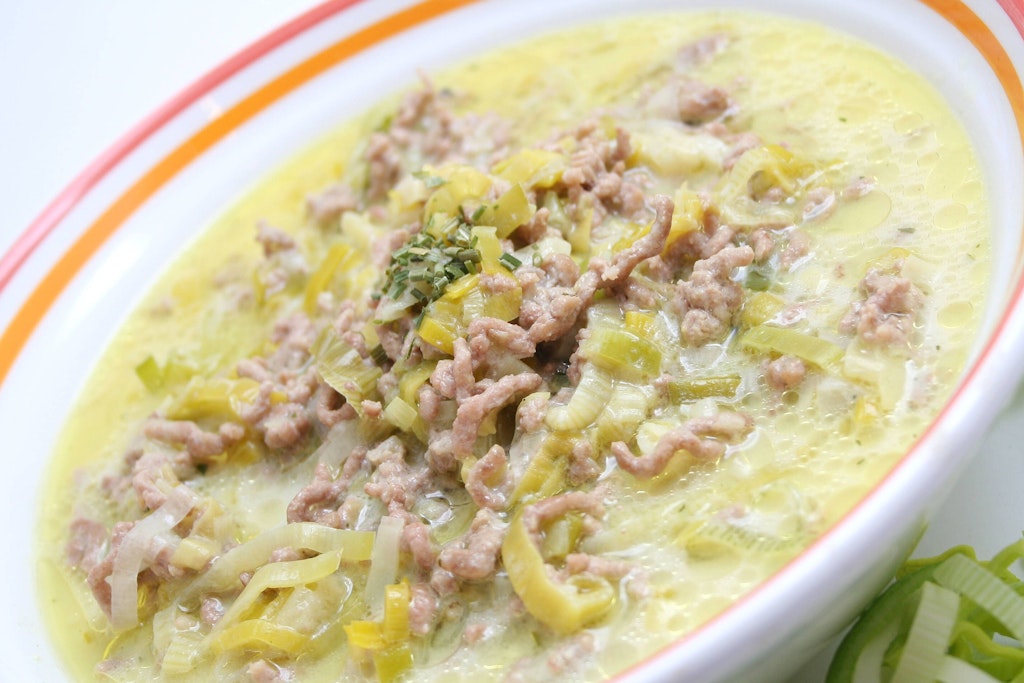 Käse-Lauch-Suppe mit Hackfleisch.