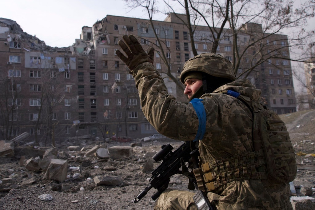Ein ukrainischer Soldat inmitten von Trümmern. Mariupol ist seit etwas mehr als zwei Wochen von russischen Truppen eingeschlossen.