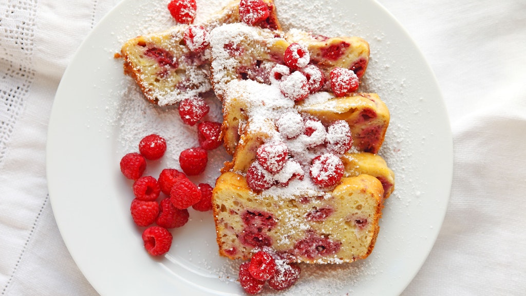 You can use fresh or frozen raspberries for the cake.