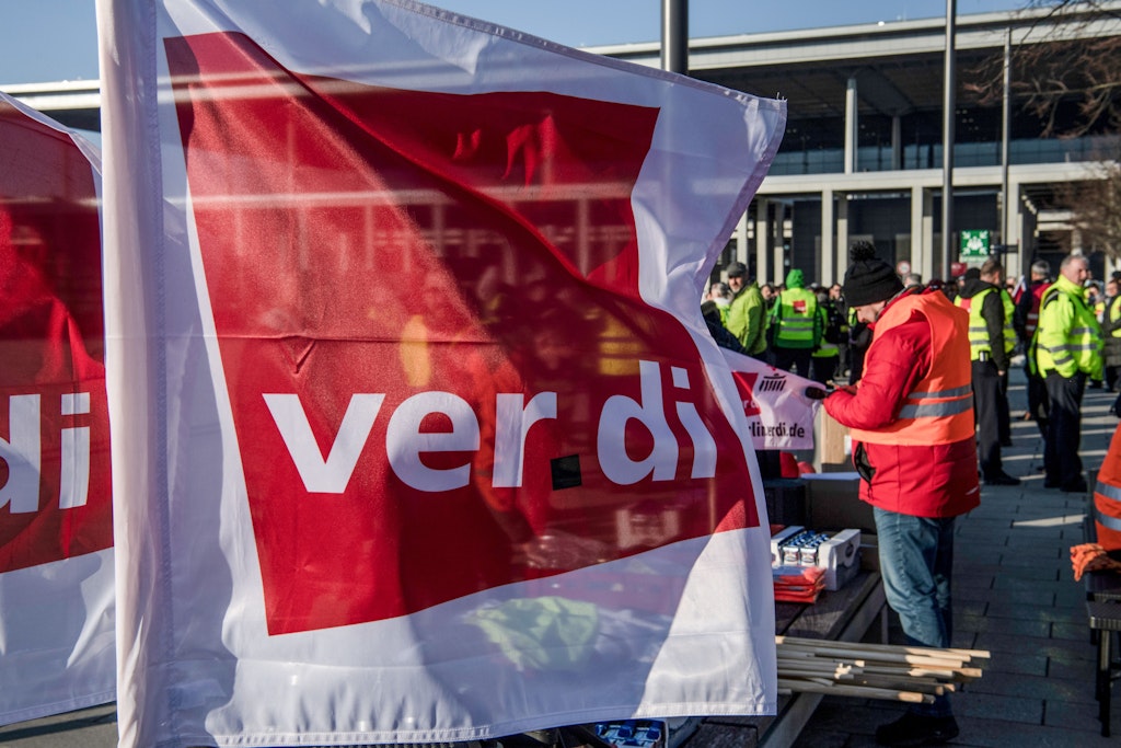 Warnstreik von Mitarbeitern des Sicherheitspersonals am Flughafen BER vor einer Woche. Am 22. März kommt es zu neuerlichen Arbeitsniederlegungen. (Archivbild)