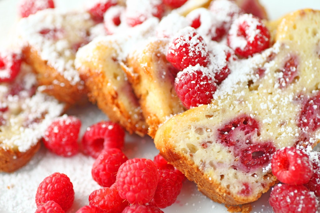 The delicious raspberry cake is so easy to make.