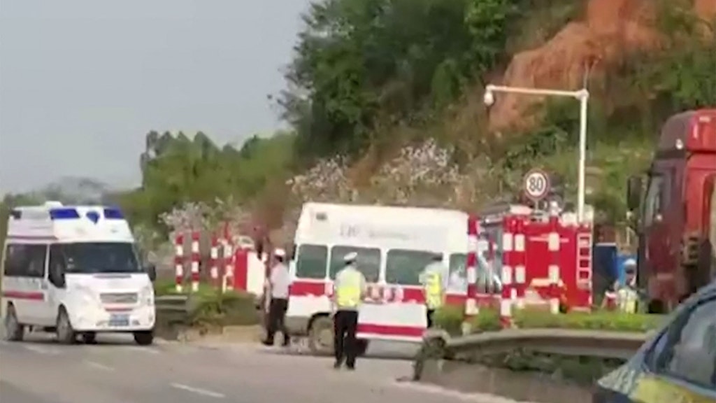 In der Nähe der Absturzstelle sind Sicherheits- und Rettungskräfte zusammengekommen.