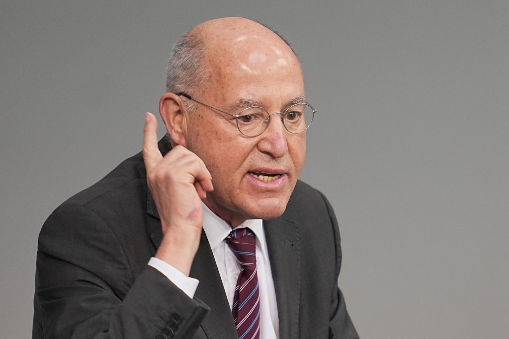 Gregor Gysi (Die Linke) spricht im Bundestag.