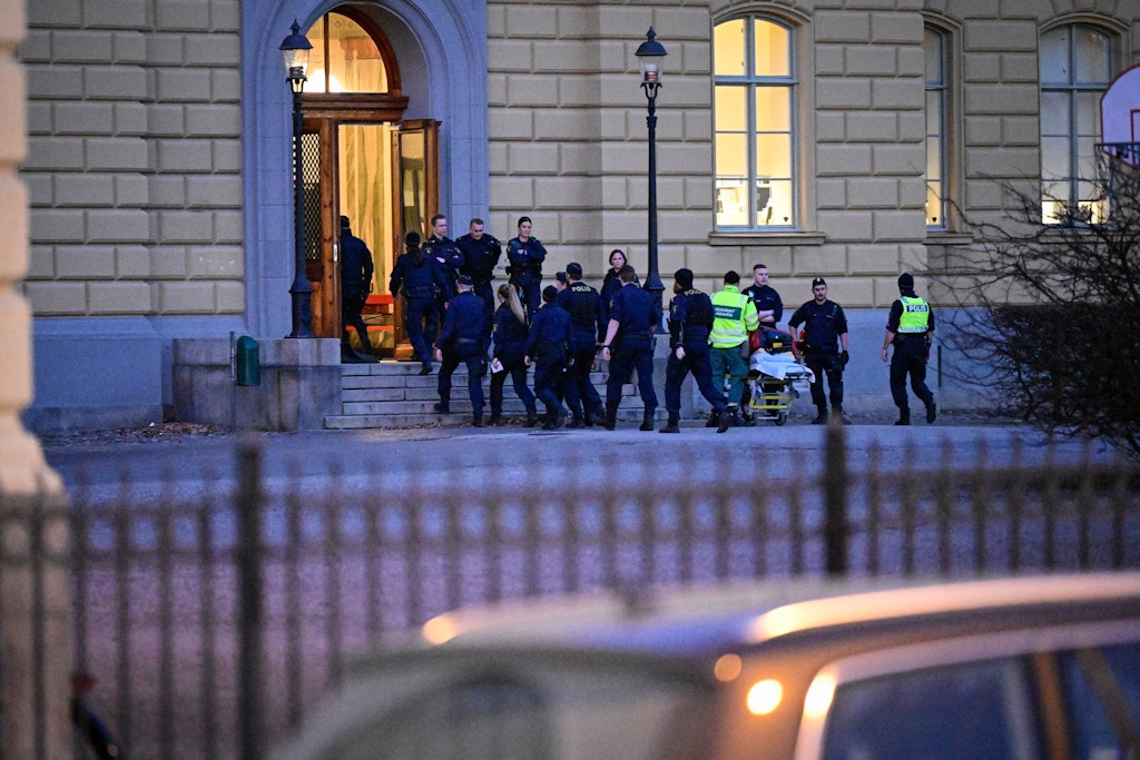 Malmö: Polizeibeamte betreten den Tatort an der Schule. Bei einer Gewalttat an einem Gymnasium im schwedischen Malmö sind zwei Frauen ums Leben gekommen.