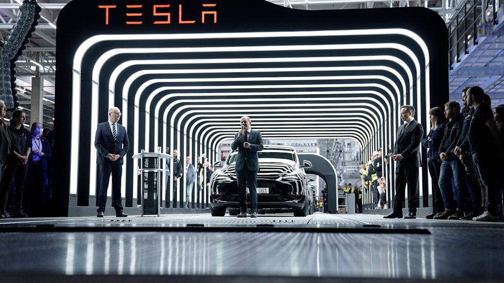 12.500 Mitarbeiter sollen in Grünheide 500.000 Teslas im Jahr herstellen. Im Bild: Brandenburgs Ministerpräsident Woidke (l.), Bundeskanzler Scholz (M.) und Tesla-Chef Musk (r.).