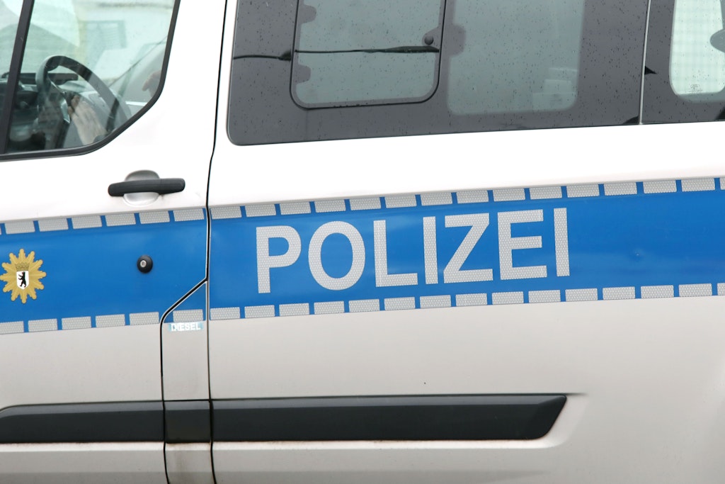 Nach einem Angriff auf ein Gebäude am Franz-Mehring-Platz, in dem die Zeitung nd sitzt, hat die Polizei Ermittlungen aufgenommen (Symbolfoto).