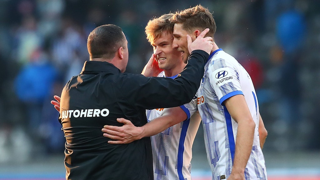 Lasst euch drücken! Mark Fotheringham herzte nach Herthas Sieg gegen Hoffenheim jeden seiner Spieler.
