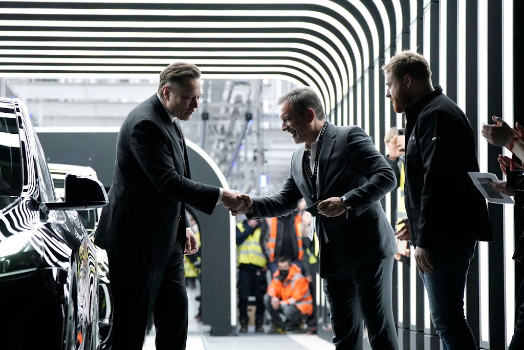 Unternehmenschef Elon Musk übergibt den ersten Tesla aus Grünheide an Reiner Puls (61) aus Karlsruhe.