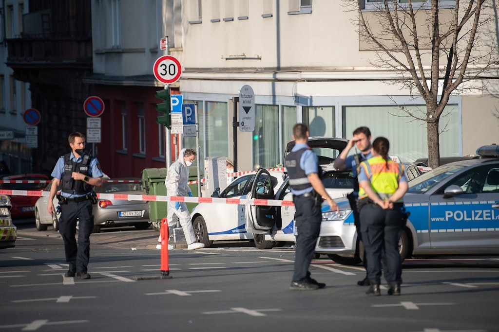 Polizeibeamte in Mainz am Tatort.