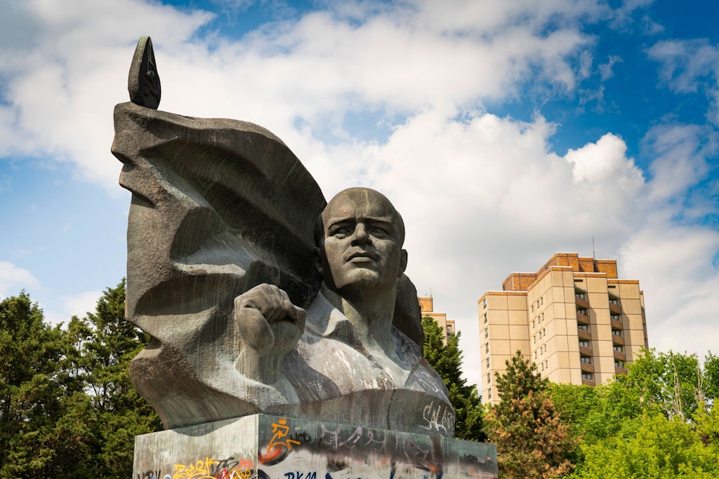 Das Ernst-Thälmann-Denkmal an der Greifswalder Straße in Berlin-Prenzlauer Berg erinnert an den KPD-Führer Ernst Thälmann. Es stammt vom sowjetischen Bildhauer Lew Kerbel und wurde 1986 im Beisein von Honecker und Gorbatschow eingeweiht.