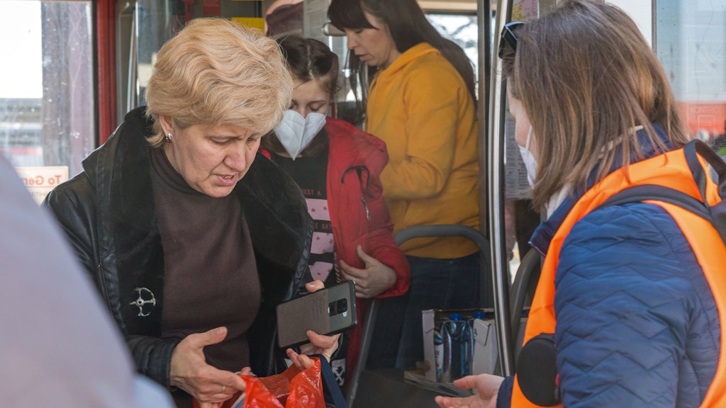 Eine Frau aus der Ukraine steigt aus dem zweiten Sonderzug, der am heutigen Tag in Cottbus ankommt.