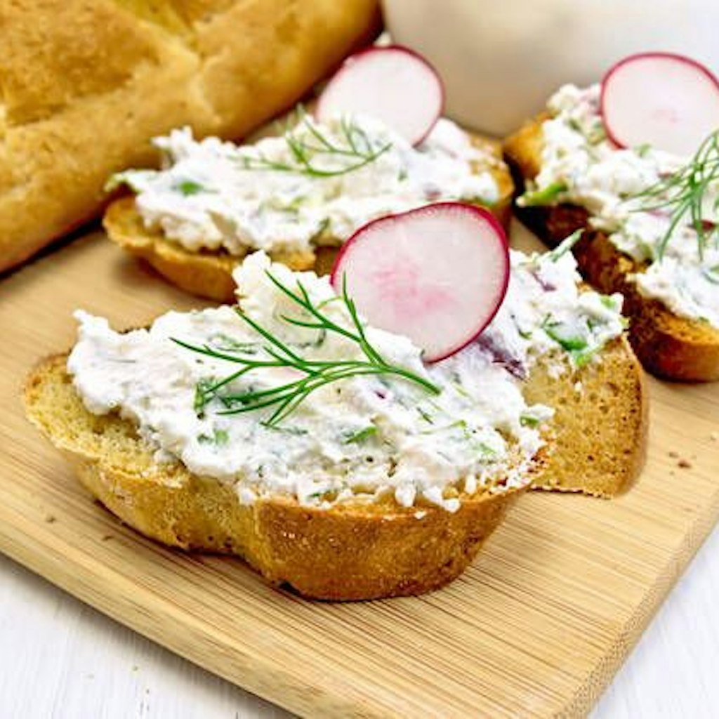 Die Creme aus Fetakäse und Knoblauch schmeckt auf Baguette am besten.