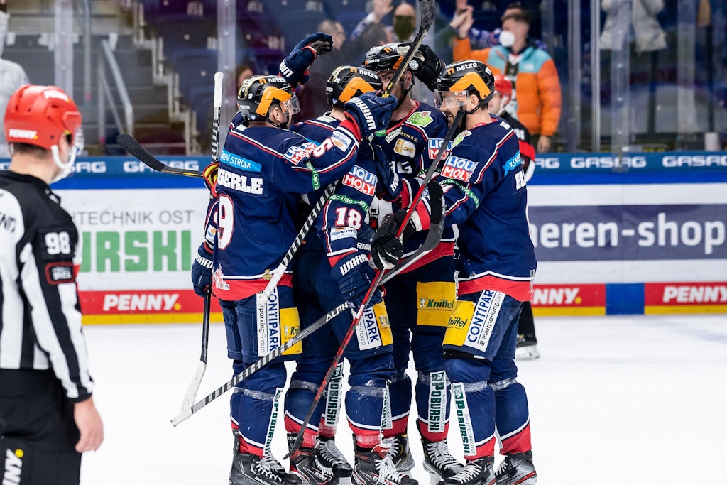 Die Eisbären Mark Zengerle, Jonas Müller, Marcel Noebels und Morgan Ellis feiern das Tor zum 2:2 gegen den ERC Ingolstadt.