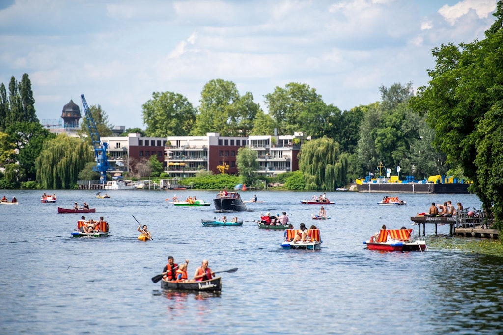 Juni 2021: Paddelboote und Tretboote fahren auf der Spree.