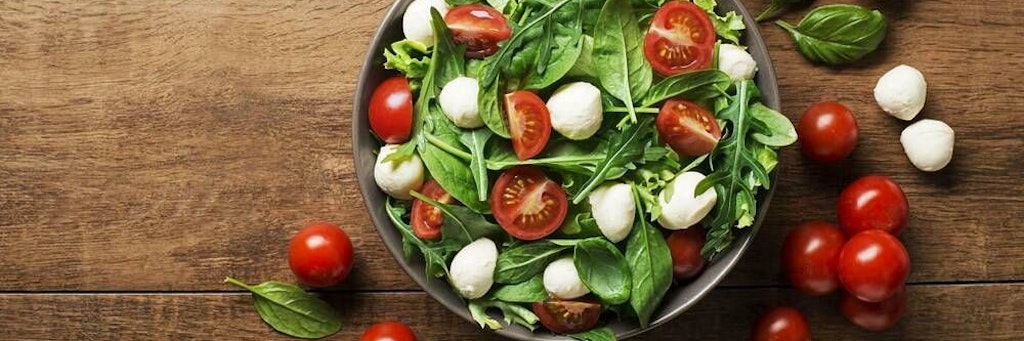 Der Fettverbrenner-Salat mit Rucola und Honig-Senf-Dressing ist perfekt für alle, die abnehmen wollen.