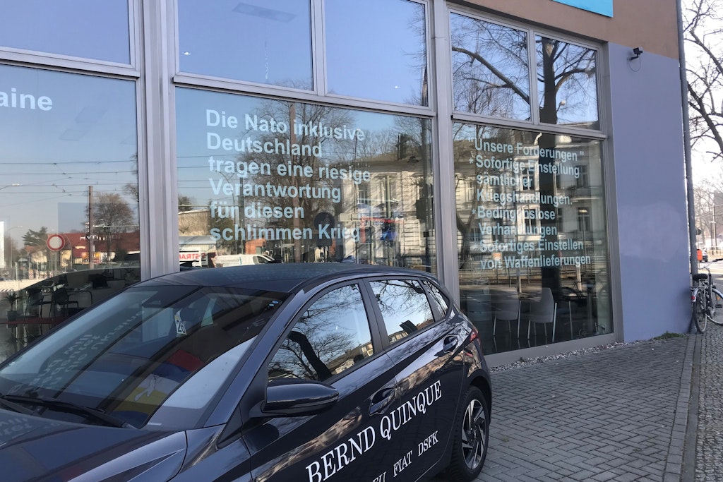 Pankower Autohaus verurteilt an Fassade den Krieg.