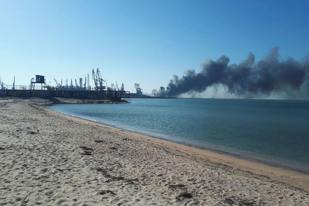 Rauch steigt nach einem Beschuss in der Nähe eines Seehafens in Berdjansk auf. Die ukrainische Marine meldete, sie habe das russische Schiff "Orsk" im Asowschen Meer nahe der Hafenstadt Berdjansk versenkt.