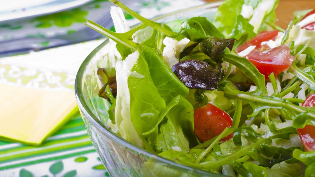 Der Fettverbrenner-Salat mit Rucola ist total lecker und man kann sich damit bedenkenlos sattessen.